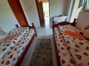 普卢日内CAMPING ZELENI GAJ (GREEN FOREST)的一间带两张单人床的卧室和一个走廊
