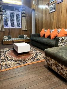 甘托克The First House - 2 BHK in Main Gangtok的客厅配有两张沙发和一张咖啡桌