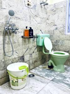 甘托克The First House - 2 BHK in Main Gangtok的一间带绿色卫生间和淋浴的浴室