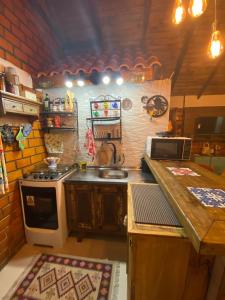 圣弗朗西斯科-迪保拉Cabana na Fazenda的厨房配有炉灶和水槽。