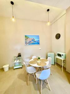 SanteaguedaValQuirico Loft 4的一间带桌椅的用餐室