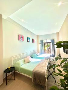 SanteaguedaValQuirico Loft 4的一间卧室设有两张床和盆栽植物