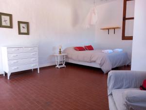 Pampa Cottage的一间卧室配有一张床和一个梳妆台