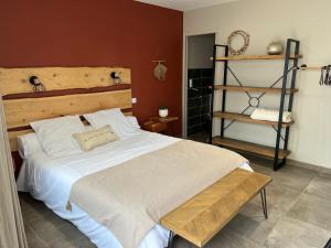 勒克罗图瓦La Rose des Vents的卧室配有白色大床和架子