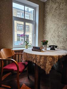 里加Muzeja apartamenti的桌子和窗户,位于带桌椅的房间内