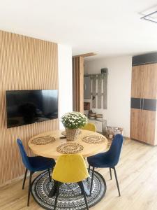 洛伊克巴德Studio magnifique avec terrasse spacieuse Loèche-les-Bains Vacances的用餐室配有带黄色椅子的桌子