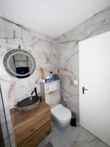 洛伊克巴德Studio magnifique avec terrasse spacieuse Loèche-les-Bains Vacances的一间带水槽、卫生间和镜子的浴室