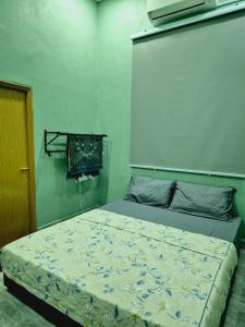 Pasir MasTeratak Che Esah Guest House FREE WIFI的卧室配有一张床