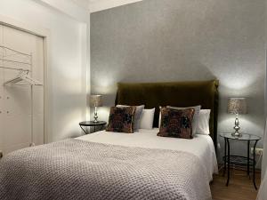 拉科鲁尼亚Céntrico Apartamento的一间卧室配有一张带两盏灯的大型白色床。