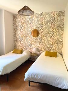 维拉Jardín privado # Netflix # 500m de la playa的墙上的房间里设有两张床