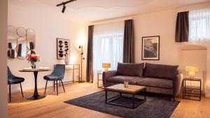 多瑙河畔克雷姆斯Smile Apartments im Stadtzentrum的客厅配有沙发和桌子
