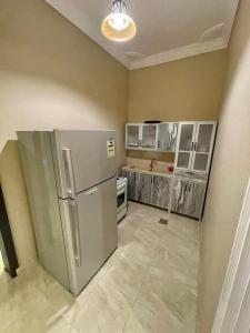 延布استراحة شادن的厨房配有不锈钢冰箱和橱柜