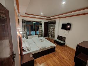 列城Dream Ladakh Guest House的一间卧室配有一张床和一台电视。