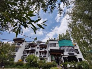 列城Dream Ladakh Guest House的白色的建筑,有蓝色的天空