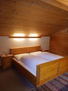 内维尔格拉滕Haus Mesner的卧室设有一张木制天花板上的大床