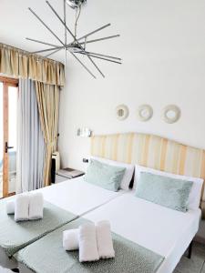 阿德耶FIRST LINE Los Geranios Ocean View Apartment Air Conditioned 50 m from La Pinta beach的卧室配有一张带两个枕头的大白色床