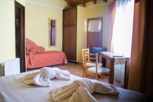 费德拉西翁Paraiso Termal的一间卧室配有带毛巾的床