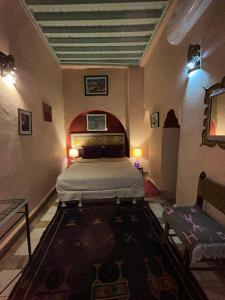 马拉喀什里亚德N10旅馆的卧室配有一张床
