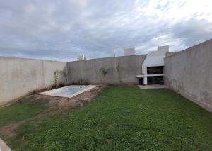 卢汉德库约La Casita de Lujan的后院设有混凝土墙和游泳池