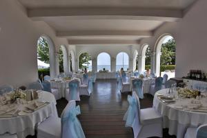 金沙Oasis Boutique Hotel, Riviera Holiday Club, private beach的宴会厅配有白色的桌椅