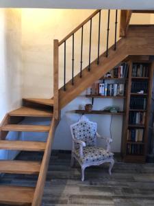 埃尔切德拉谢拉Casa la Umbría的木楼梯,带椅子和书架