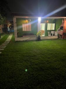 塞拉Casa do vovô caixa的夜晚有绿色庭院的房子