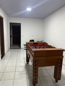 塞拉Casa do vovô caixa的一间设有台球桌的客房,