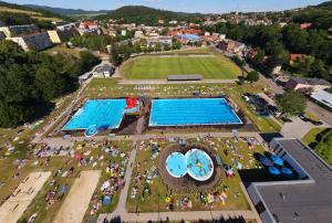 JugówApartament Mountains Góry Sowie的公园内两个游泳池的空中景观