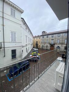 卡萨莱蒙费拉托La casa nel vicolo Camera 2的阳台享有街道的景致,设有汽车。