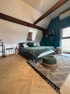 EckwersheimCharmant Appartement proche Strasbourg à Eckwersheim的一间拥有蓝色墙壁的卧室,配有一张床和地毯