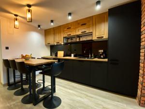 克雷尼察Apartament Góral的厨房配有木制橱柜和桌椅