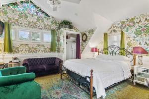 圣奥古斯丁Casablanca Inn on the Bay的一间卧室配有一张床和一张沙发