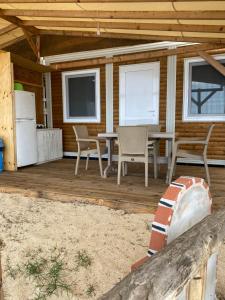 托罗尼Camping Anamour的露台配有桌椅和冰箱。