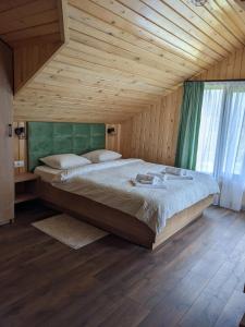 布雷佐伊RIVERSIDE的木制客房内的一间卧室配有一张大床