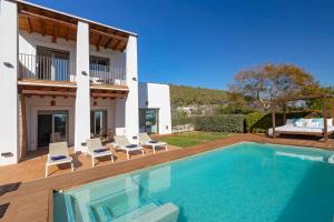 伊维萨镇Villa in Ibiza Town sleeps 10 - Ses Llaneres的别墅前设有游泳池