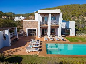 伊维萨镇Villa in Ibiza Town sleeps 1012的别墅 - 带游泳池和躺椅