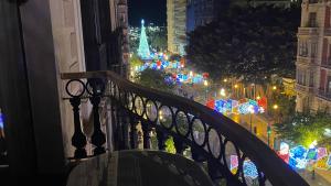 阿利坎特博尼公寓式酒店的城市街道上的阳台配有圣诞灯