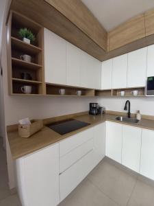 蒙特雷Departamento Arena Vive的厨房配有白色橱柜和水槽