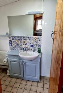 凯尔西温Cottage Skelligs Coast, Ring of Kerry的一间带水槽和镜子的浴室