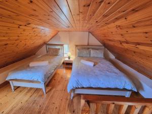 凯尔西温Cottage Skelligs Coast, Ring of Kerry的配有木天花板的客房内的两张床