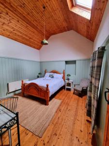 凯尔西温Cottage Skelligs Coast, Ring of Kerry的一间卧室设有一张床和木制天花板