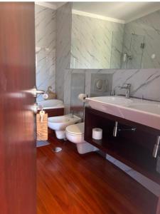 RendufeQuinta do Esquilo - Hotel Rural的浴室设有2个卫生间和水槽