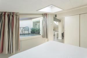 博洛尼亚皮特洛尼奥公寓的一间卧室设有一张床和一个窗口