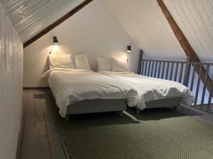 FlyingeRoslövs gård vackert boende i en naturskön miljö.的阁楼上的卧室配有一张大床
