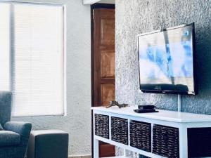 圣卢西亚Villa Mia 9, St Lucia in Popular tourist town near beaches的客厅设有壁挂式平面电视。