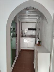 沙姆沙伊赫Domina Coral Bay的一间小厨房,在房间内有拱门
