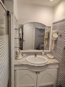 沙姆沙伊赫Domina Coral Bay的一间带水槽和镜子的浴室