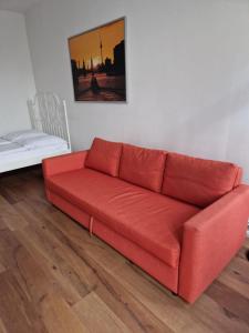 柏林City Studio Apartment for 4, near Sonnenallee的客厅里一张红色的沙发