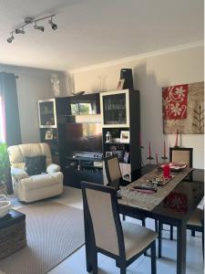 波瓦圣塔伊里亚Apartamento com boa localização e Conforto的一间带桌椅的客厅和一间客厅。