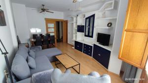 哈恩Dúplex San Lorenzo 2 PARKING GRATUITOS的客厅配有蓝色的沙发和电视